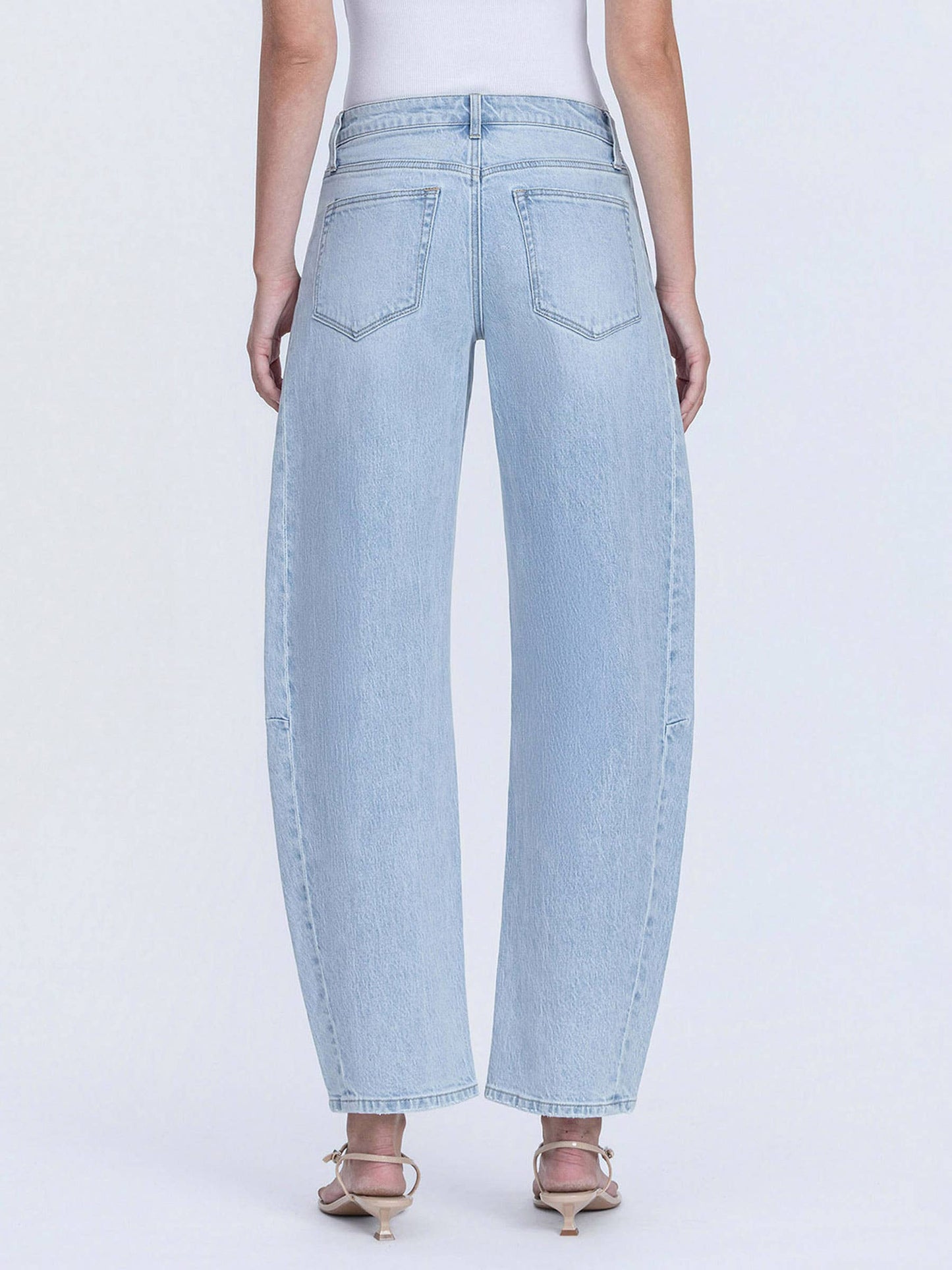 LIGHT WASH BARREL JEANS