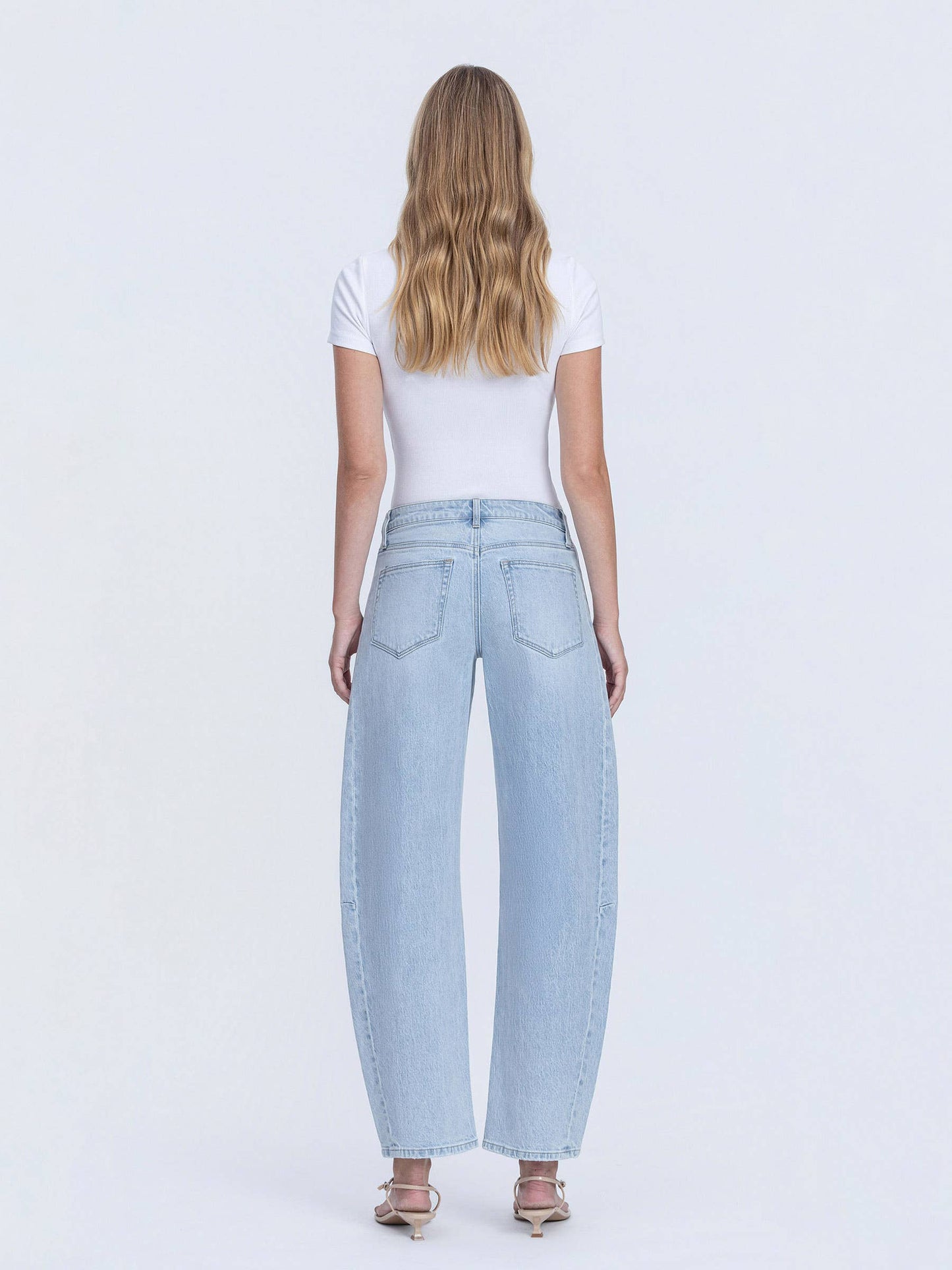 LIGHT WASH BARREL JEANS