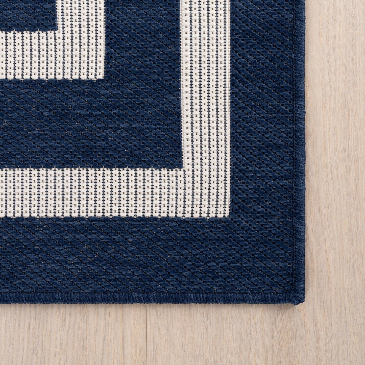Zirelle Indoor/Outdoor Contemporary Area Rug: Brown / Rectangle / 6' 7" X 9'