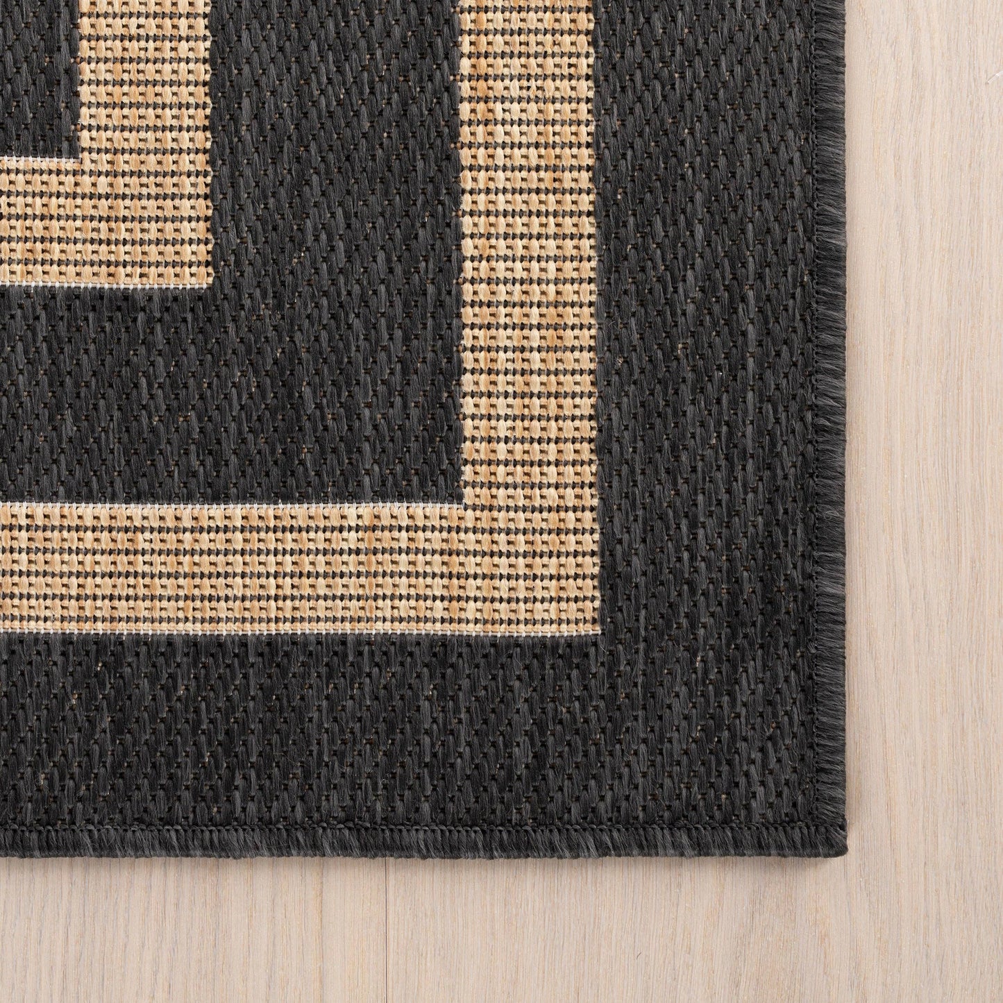 Zirelle Indoor/Outdoor Contemporary Area Rug: Brown / Rectangle / 6' 7" X 9'