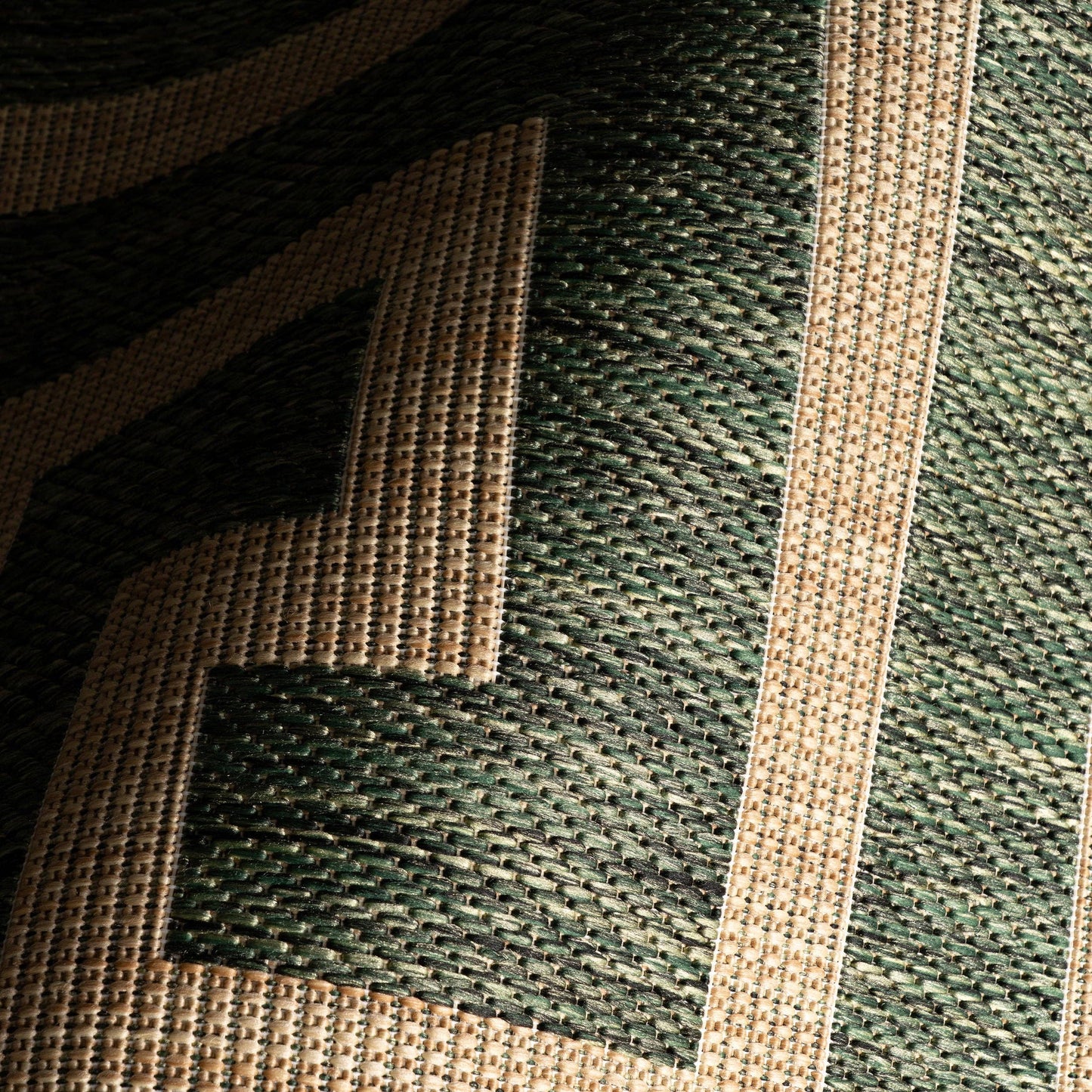 Zirelle Indoor/Outdoor Contemporary Area Rug: Brown / Rectangle / 6' 7" X 9'