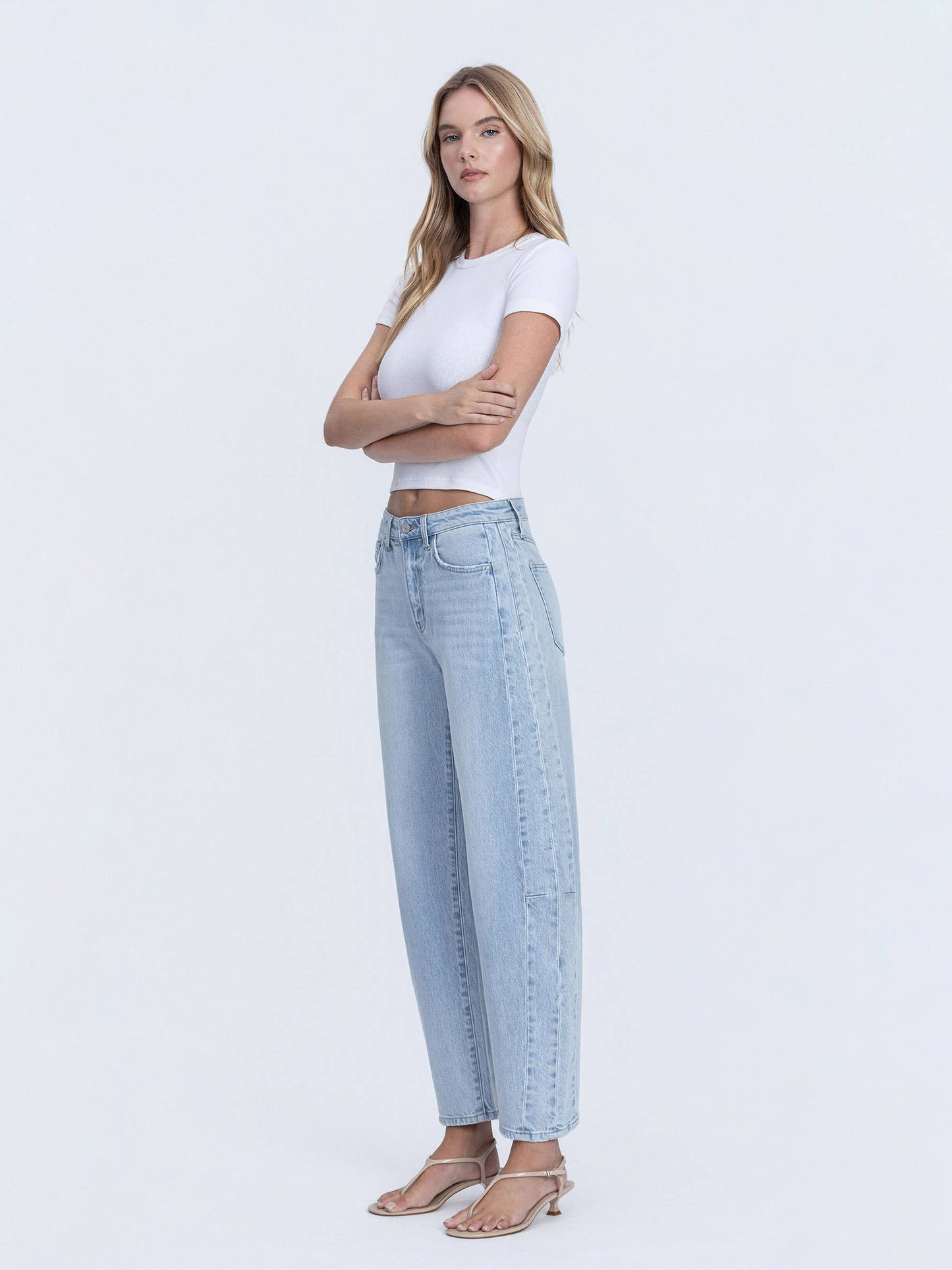 LIGHT WASH BARREL JEANS