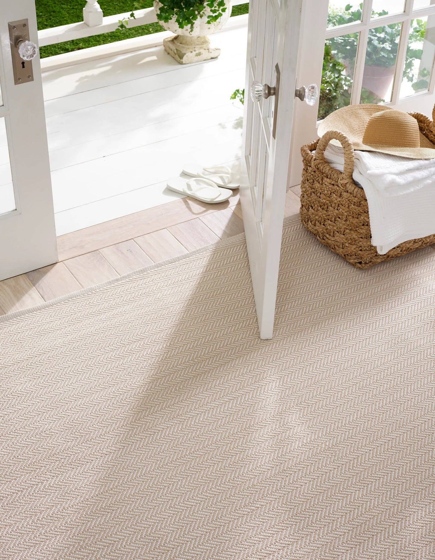 Herringbone Handwoven Indoor/Outdoor Rug | Linen/White: 10' x 14'