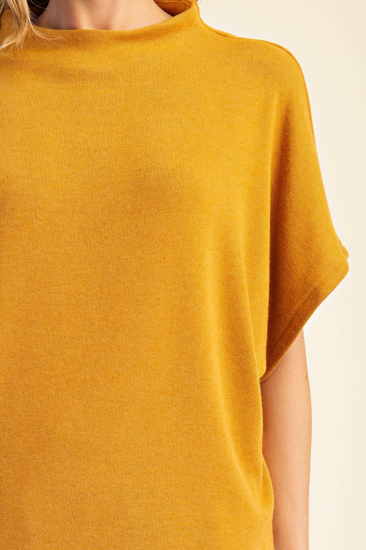 Mock Neck Short Sleeve Pullover Knit Top: Black / S