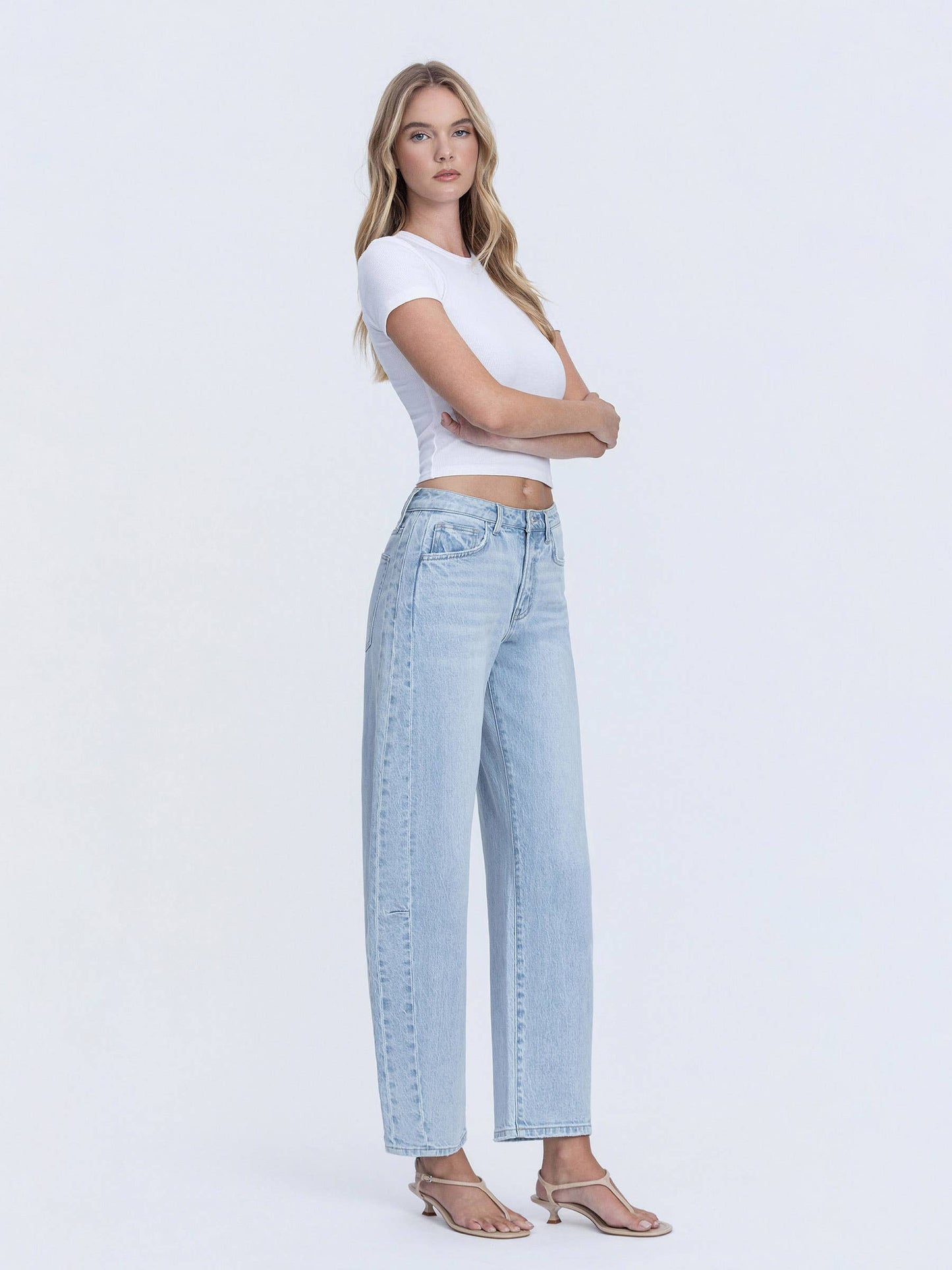 LIGHT WASH BARREL JEANS