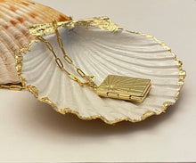 Load image into Gallery viewer, Scallop Shell Ring Dish
