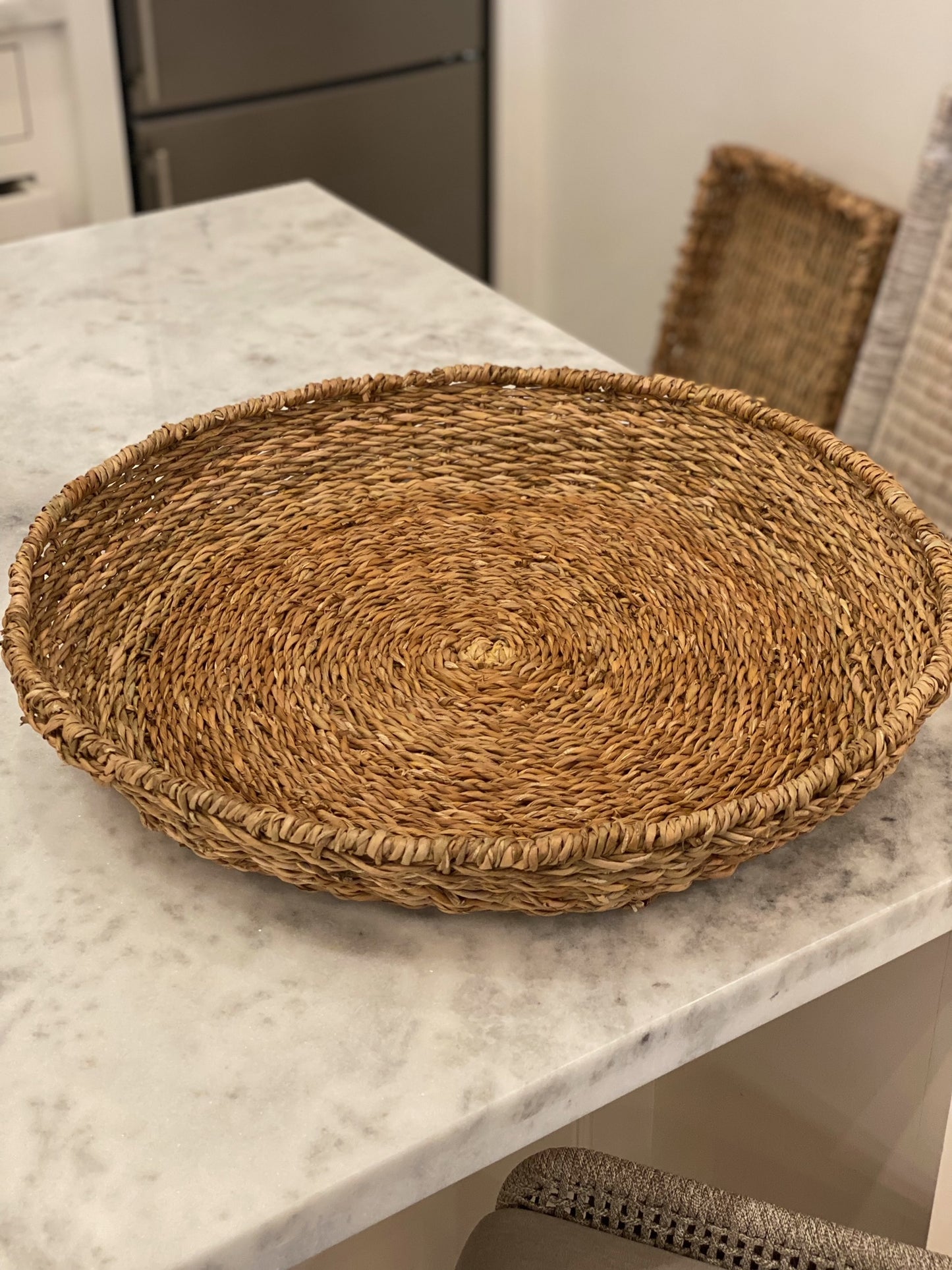 Round wicker tray